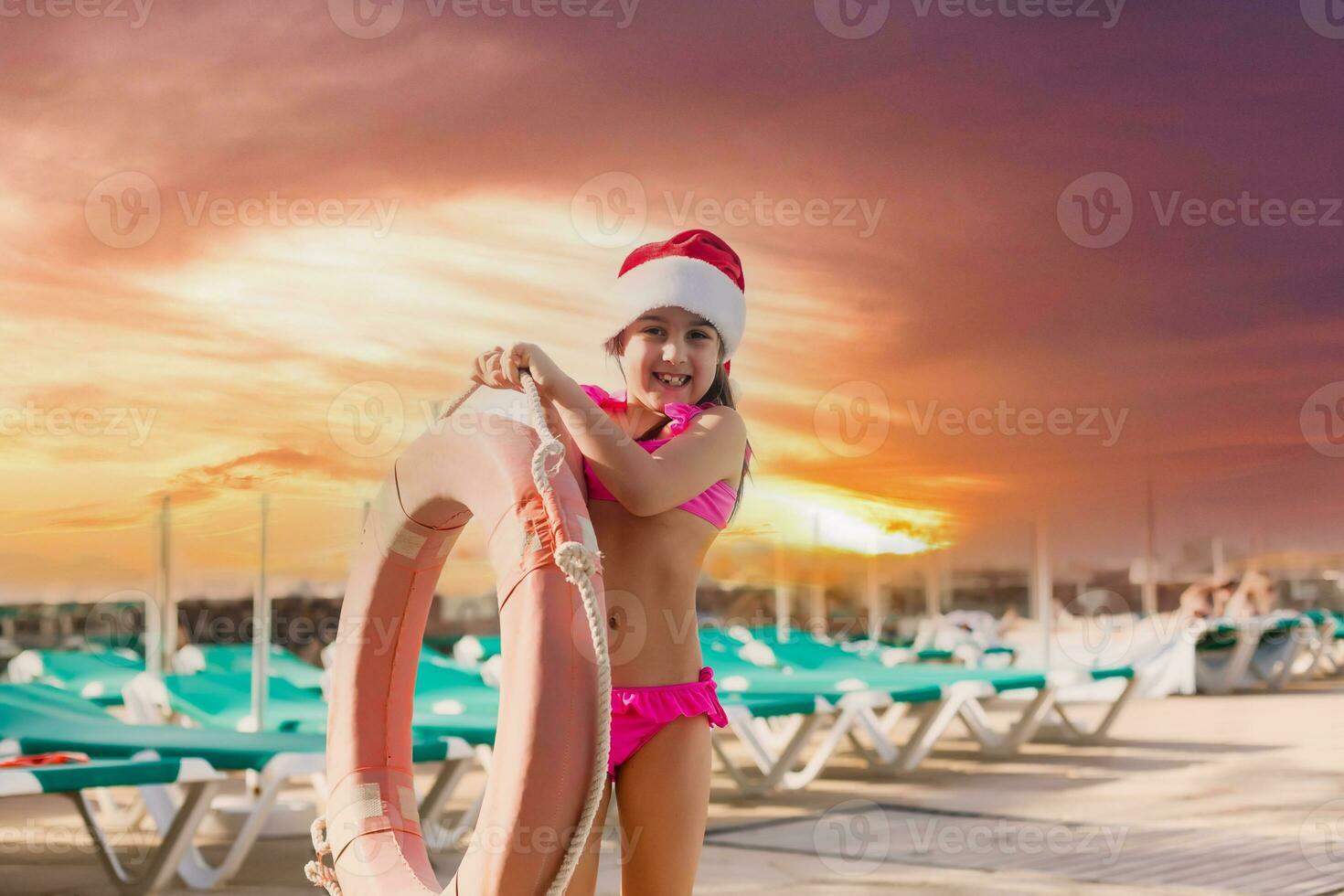 bonito mujer disfrutando su Navidad vacaciones cerca el piscina. foto