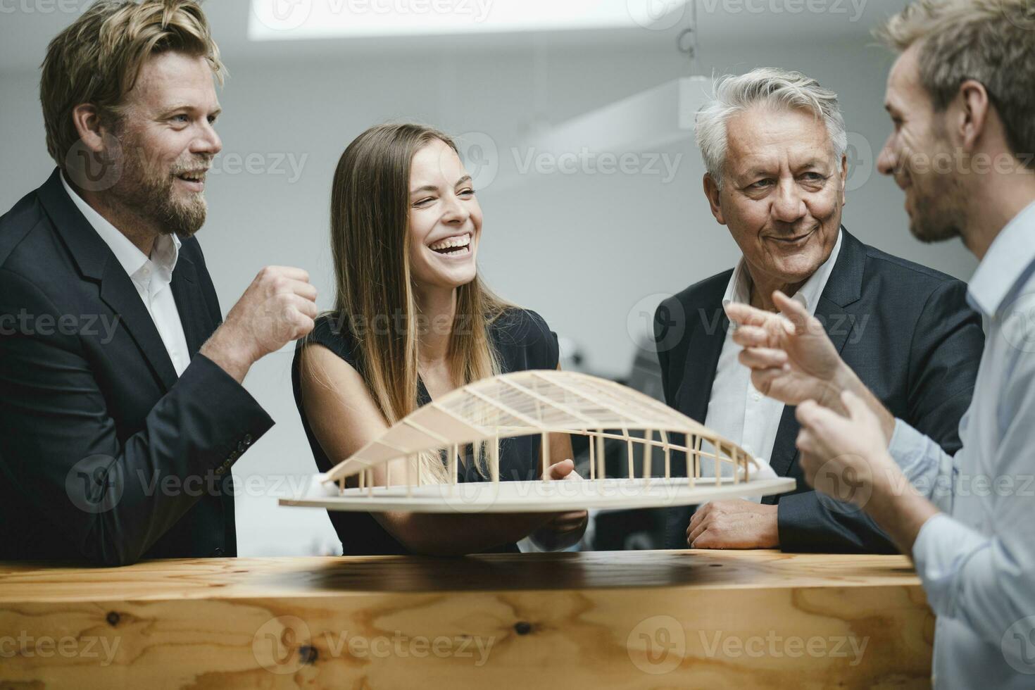 exitoso negocio personas mirando a arquitectónico modelo en oficina foto