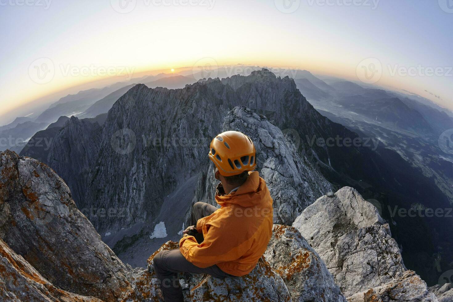 trepador con naranja casco sentado en elmauer detener a amanecer, más salvaje emperador, elmauer detener, Tirol, Austria foto