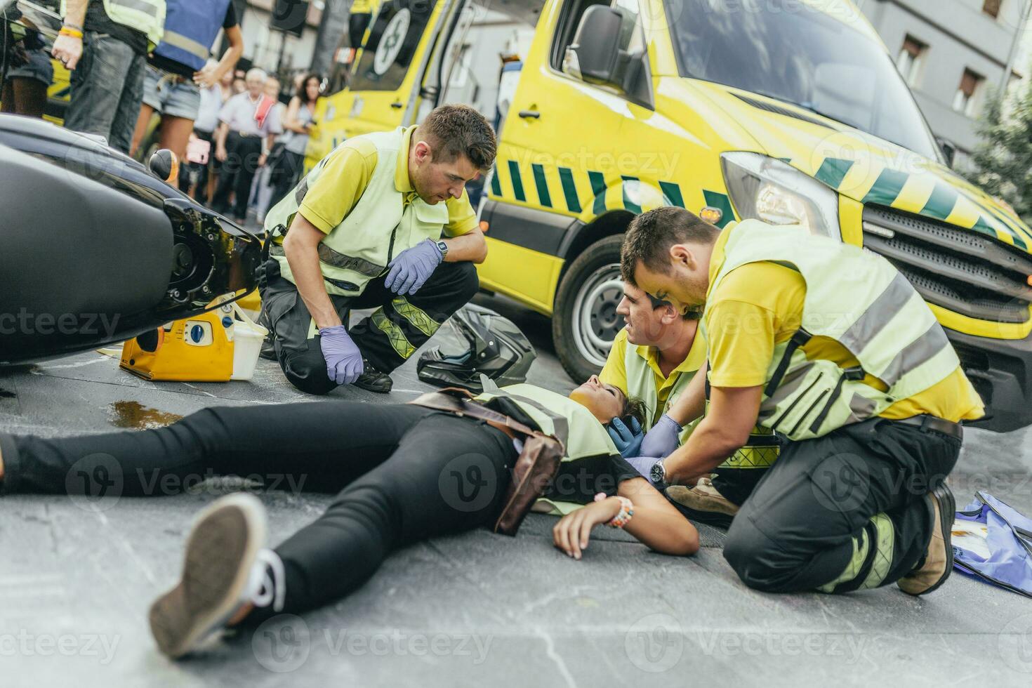 paramédicos Ayudar choque víctima después scooter accidente foto