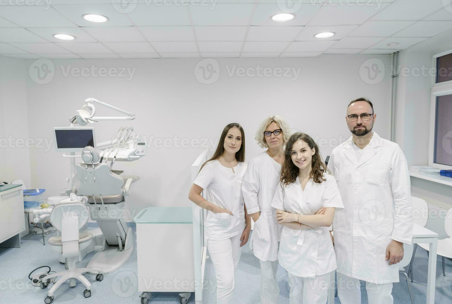 grupo de dentistas en pie en clínica foto