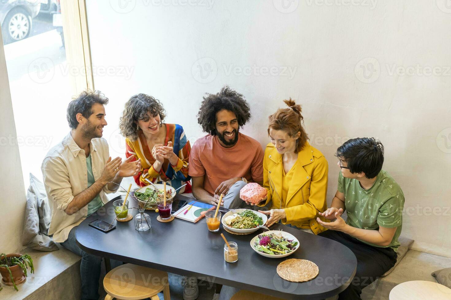 grupo de amigos teniendo almuerzo en un restaurante foto