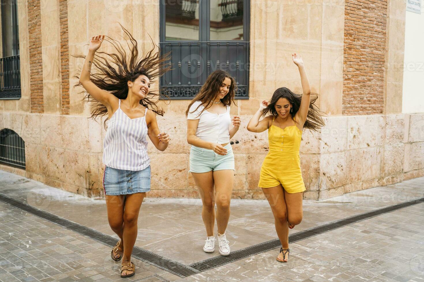 Tres despreocupado hembra amigos en el ciudad foto