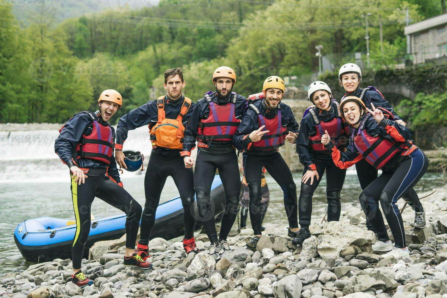 grupo de juguetón amigos a un canotaje clase posando a barco foto