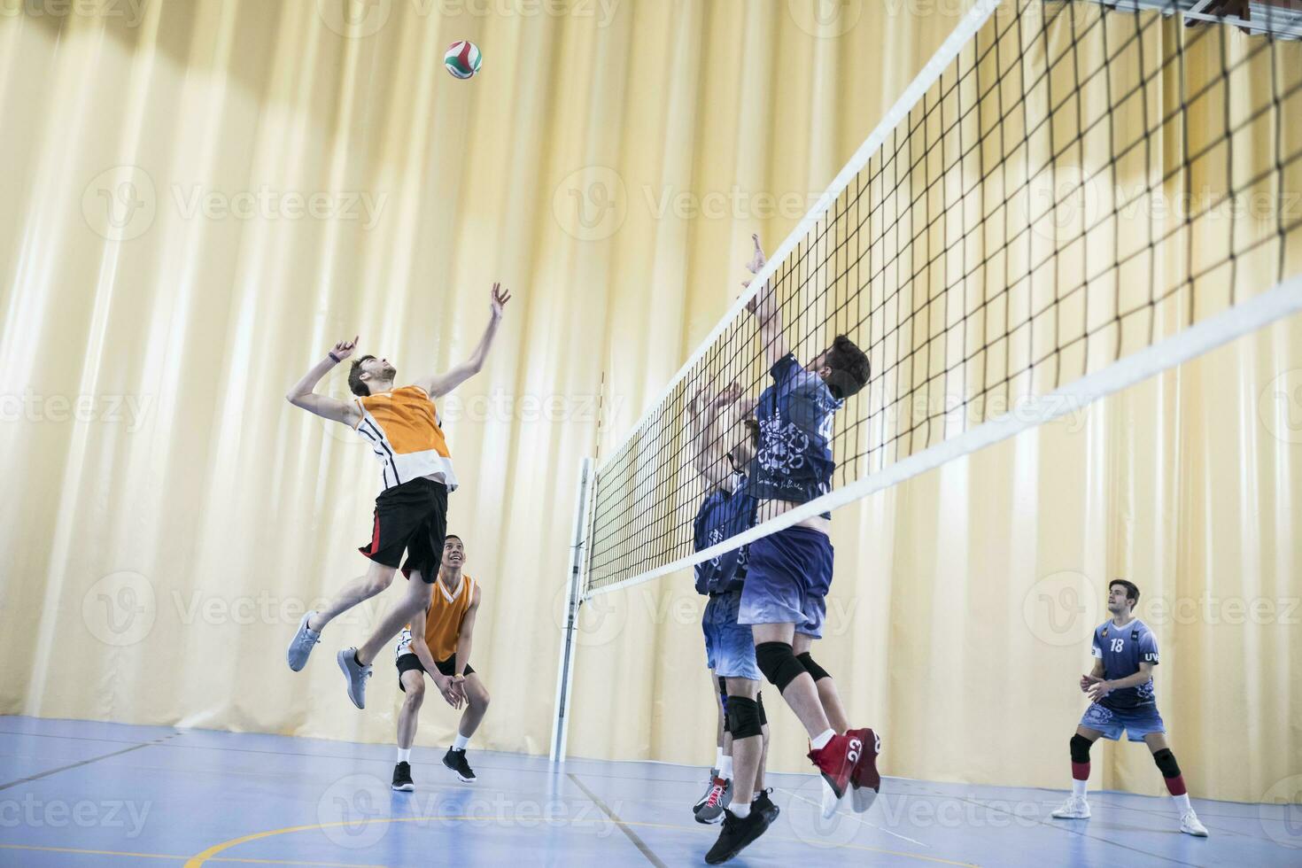 hombre saltando durante un vóleibol partido foto