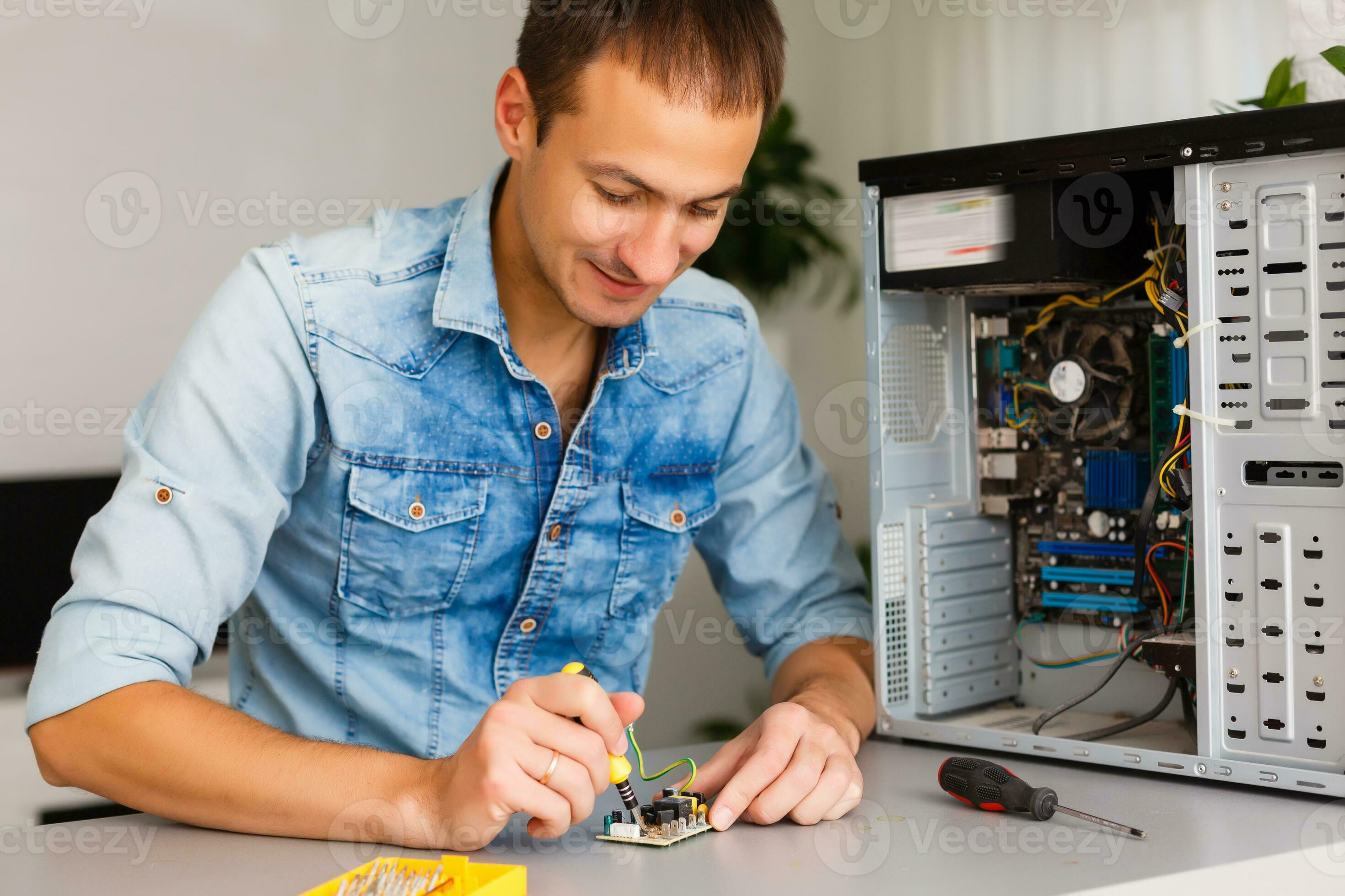 Man fixing a computer 29827226 Stock Photo at Vecteezy