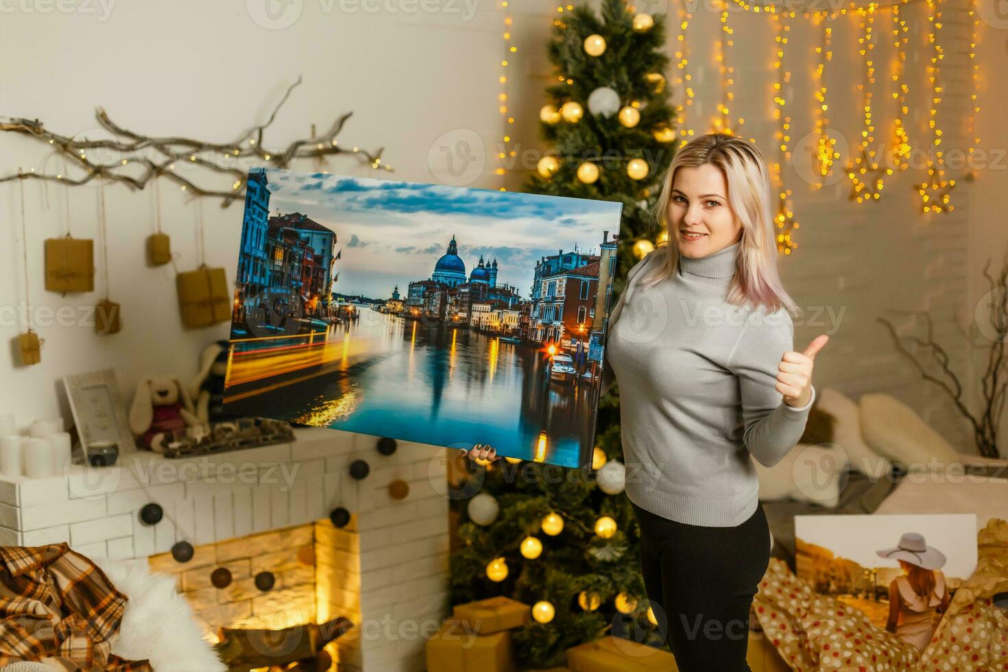 niña sostiene foto lona como un Navidad presente