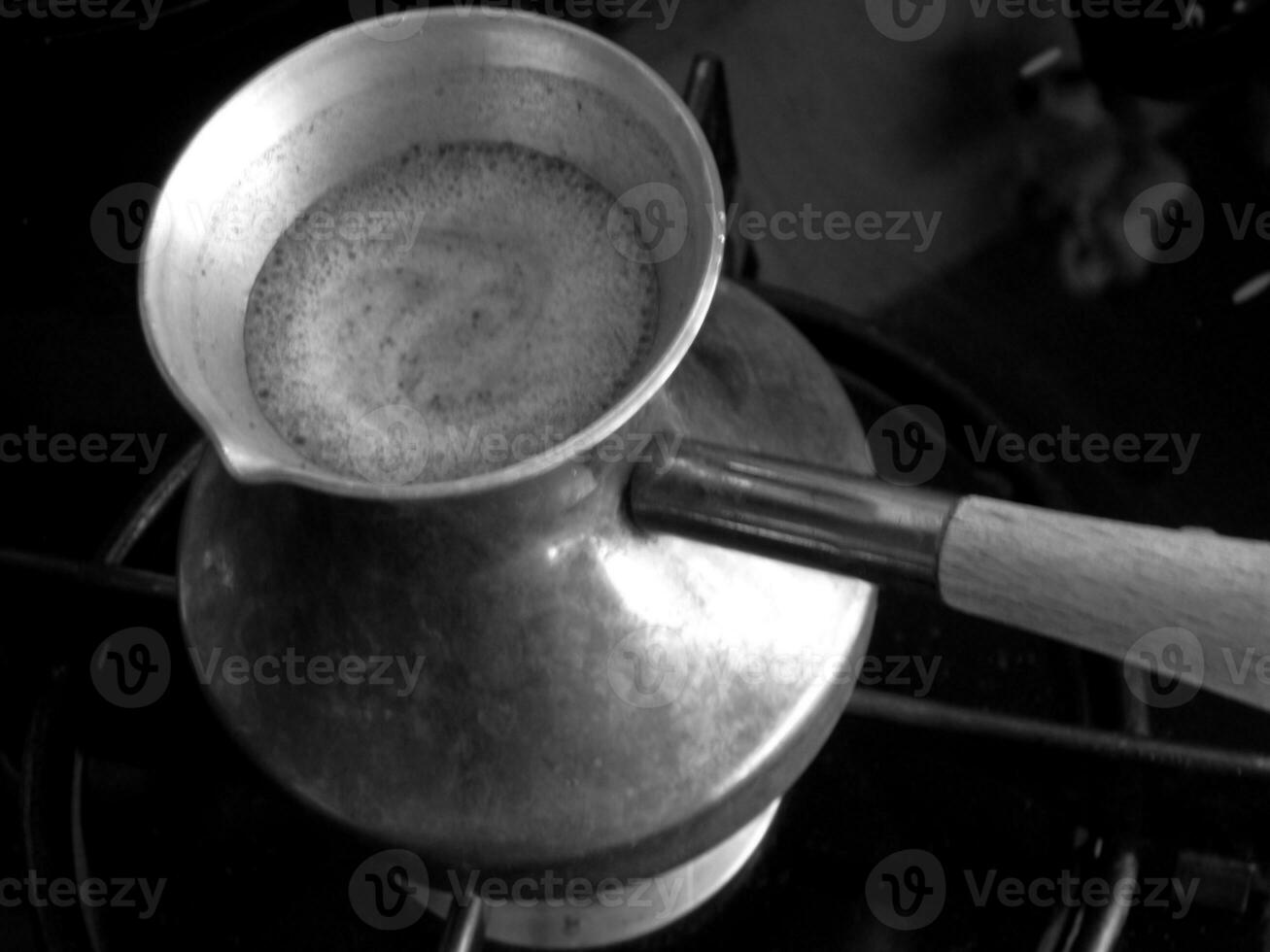 barista preparando una bebida caliente y sabrosa del turco de cobre foto