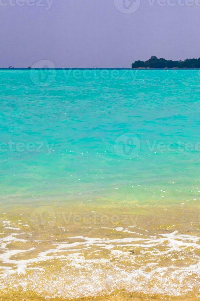 degradado de color en las islas de banco de arena madivaru finolhu rasdhoo atoll maldivas. foto