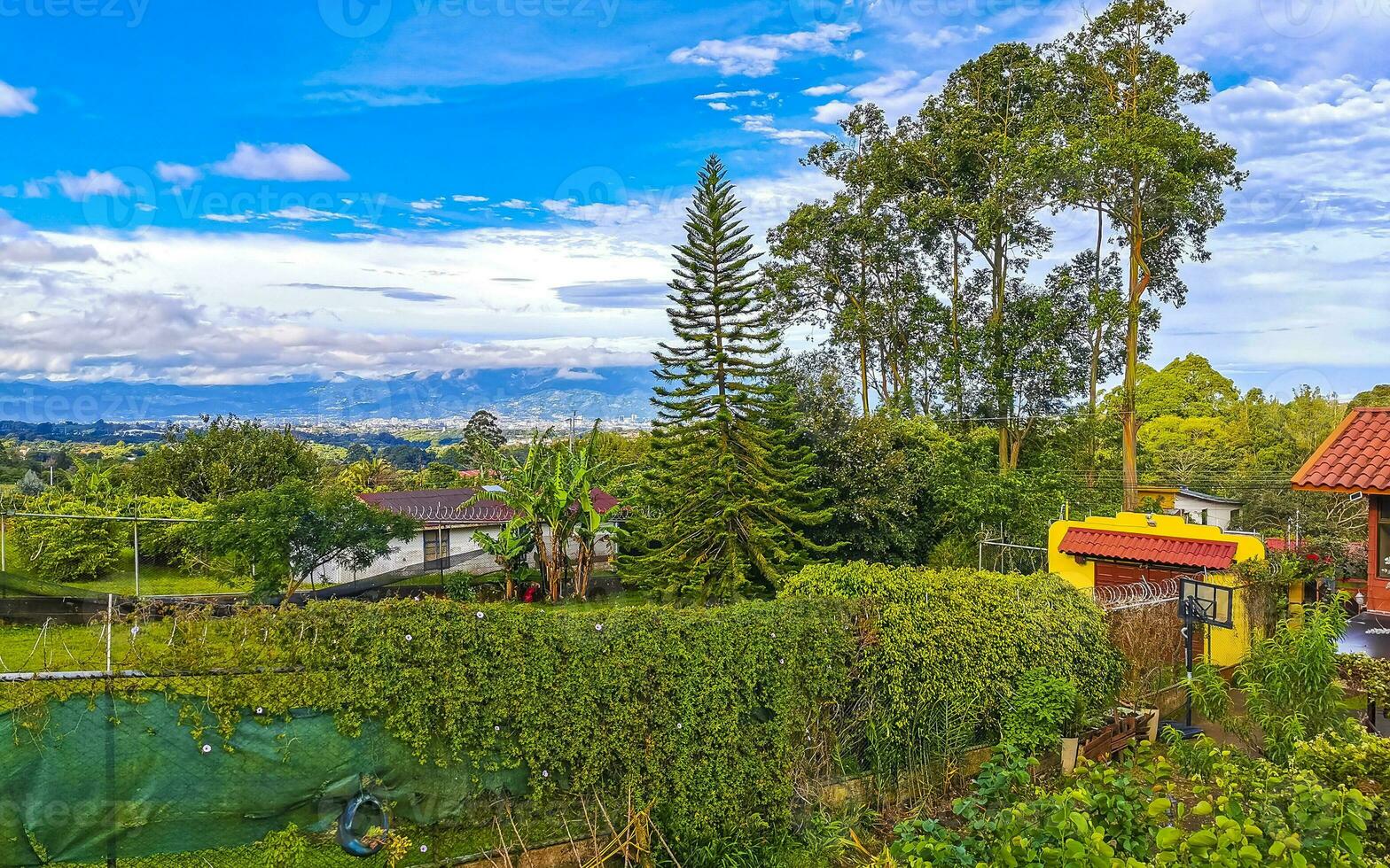 hermoso montana paisaje ciudad panorama bosque arboles naturaleza costa rica. foto