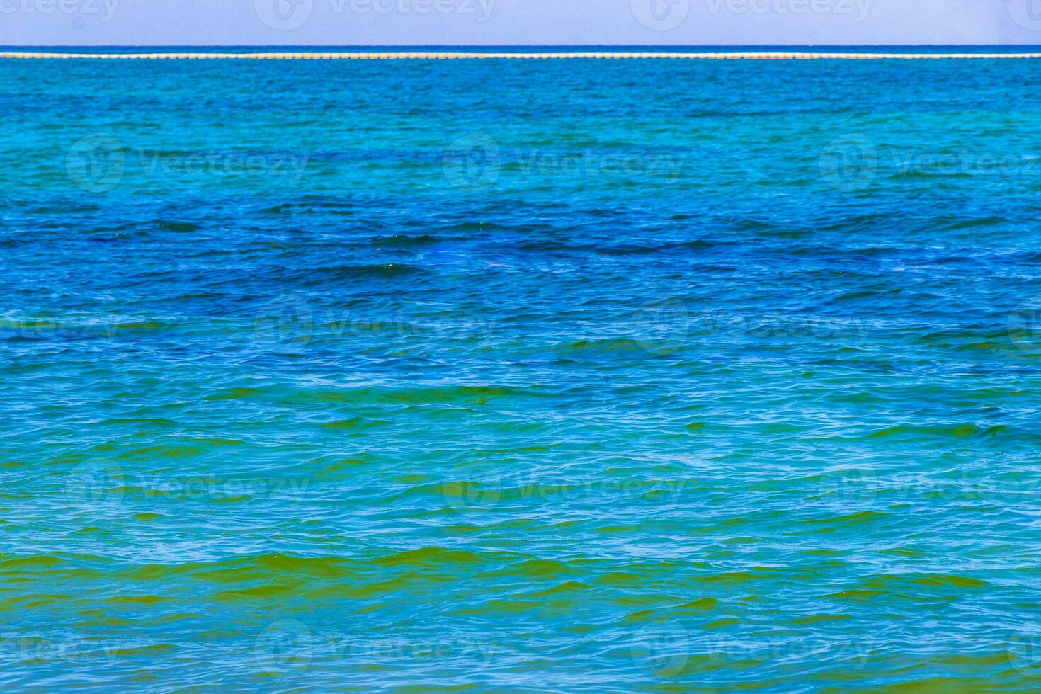 olas en la playa tropical mar caribe agua clara turquesa méxico. foto