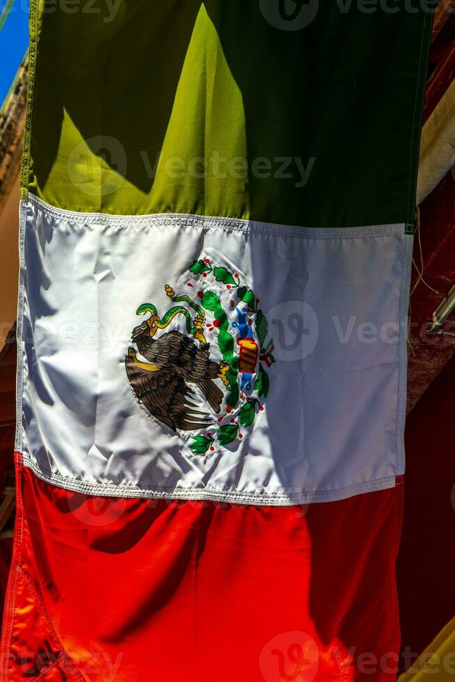 bandera roja blanca verde mexicana en playa del carmen mexico. foto