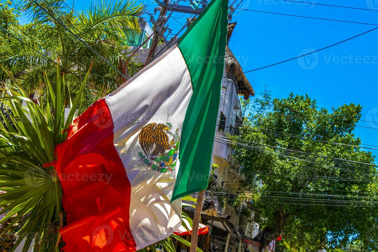 bandera roja blanca verde mexicana en playa del carmen mexico. foto