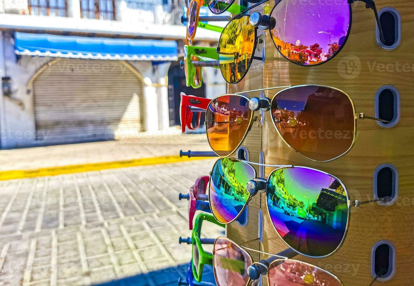 vistoso frio Gafas de sol a turista ventas estar en México. foto