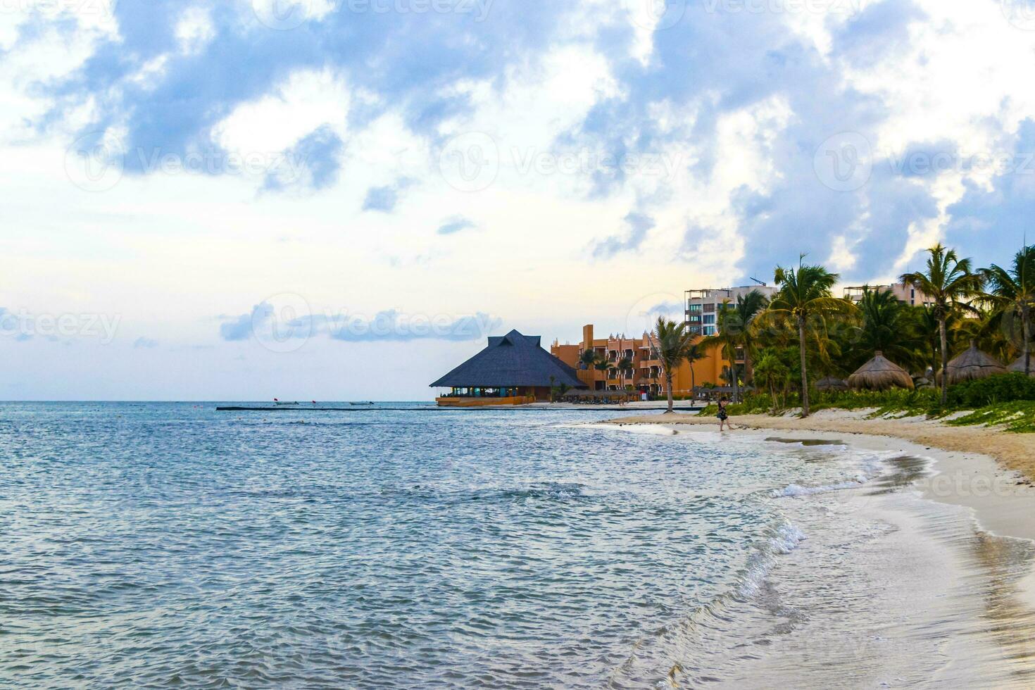 playa tropical mexicana agua turquesa clara playa del carmen mexico. foto