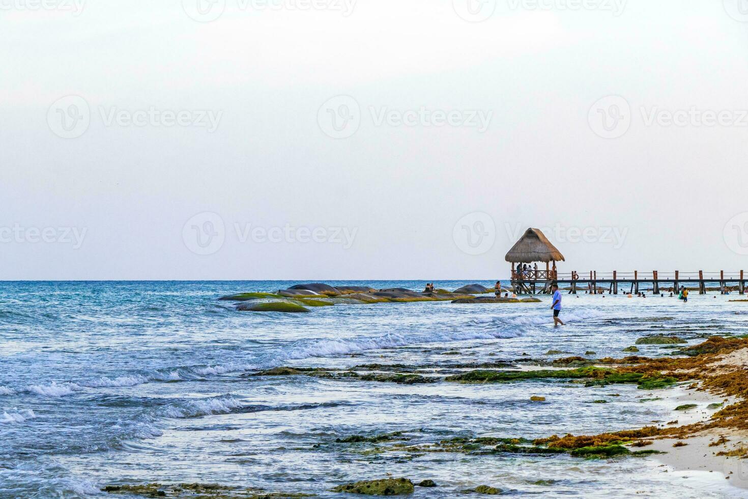 tropical caribe playa claro turquesa agua embarcadero playa xcalacoco México. foto