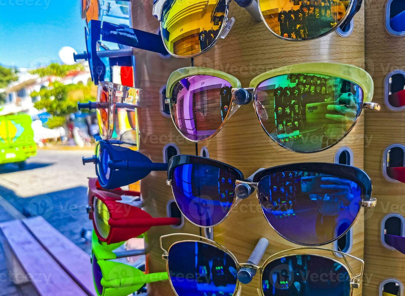 vistoso frio Gafas de sol a turista ventas estar en México. foto