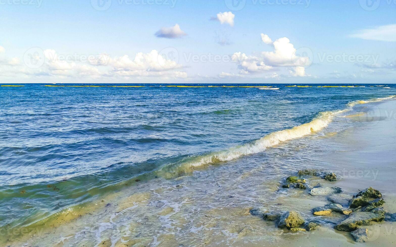 piedras rocas corales turquesa verde azul agua playa mexico. foto