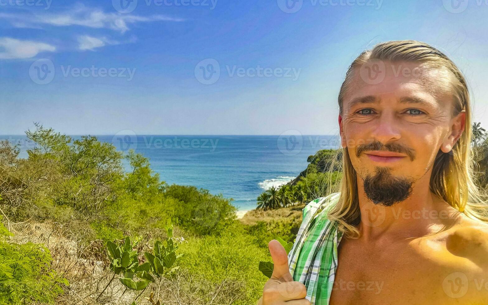 selfie con rocas acantilados ver olas playa puerto escondido México. foto