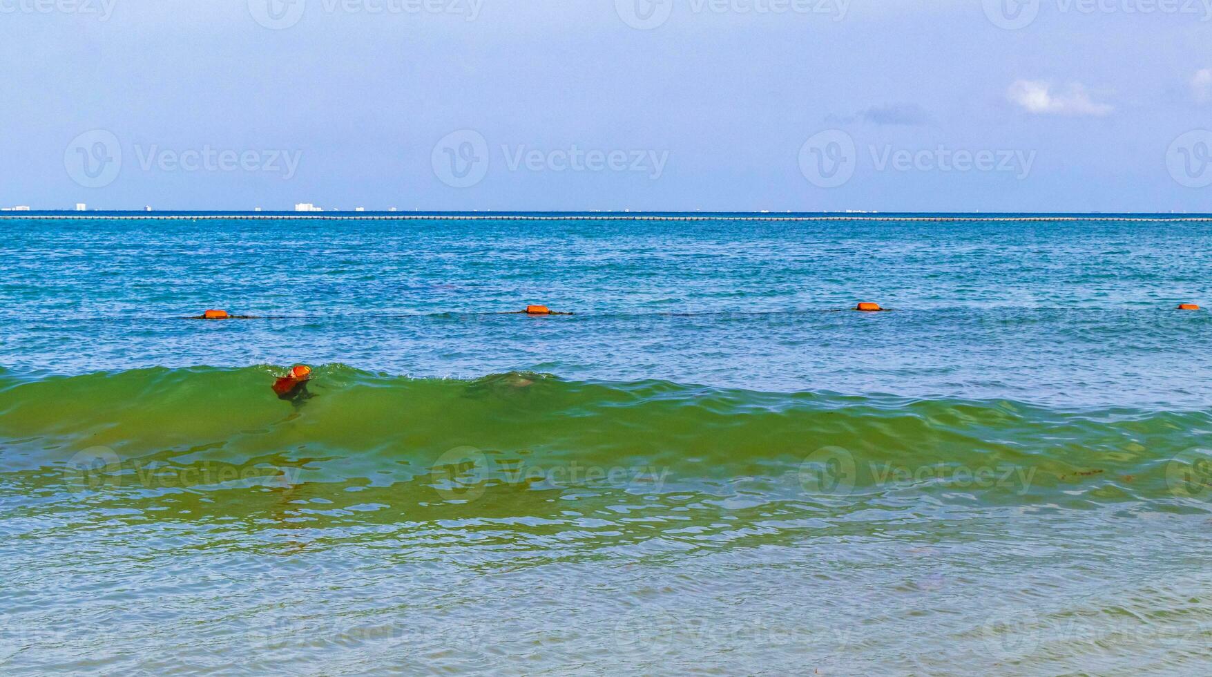 playa tropical mexicana agua turquesa clara playa del carmen mexico. foto