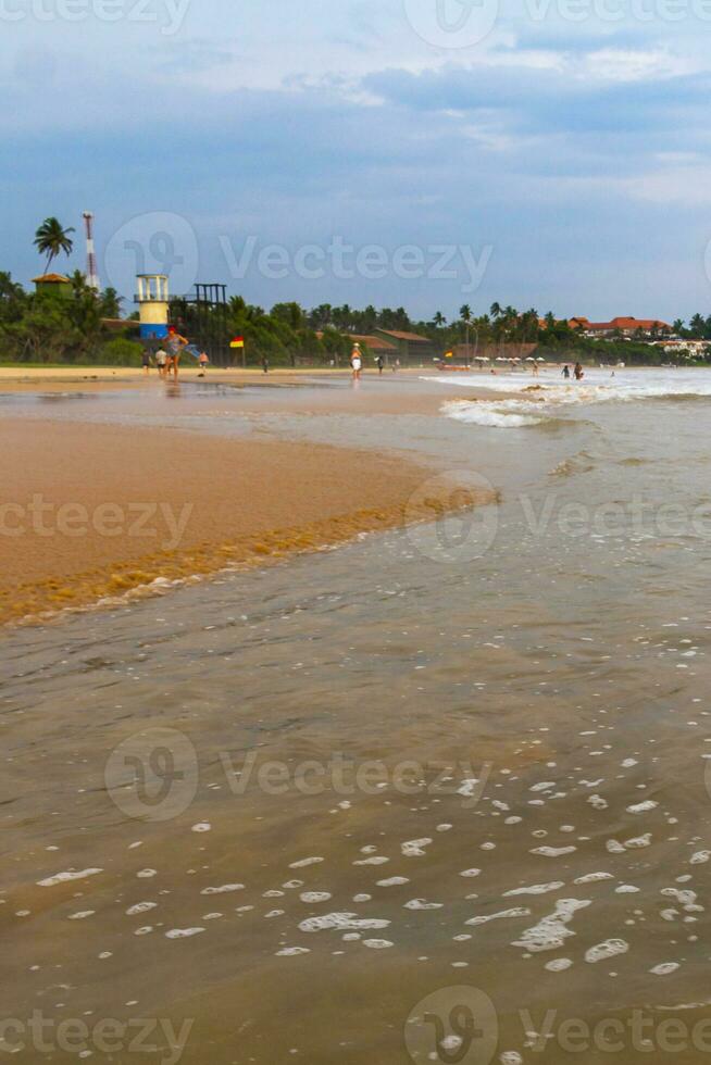 hermoso paisaje panorama olas fuertes playa bentota en sri lanka. foto