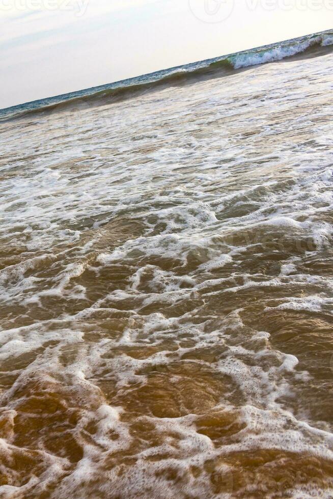hermoso paisaje panorama olas fuertes playa bentota en sri lanka. foto