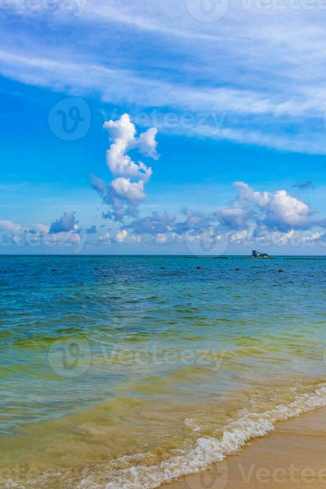 playa tropical mexicana agua turquesa clara playa del carmen mexico. foto