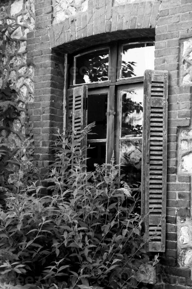 Hermosa ventana de marco de madera en edificio antiguo sin gente foto