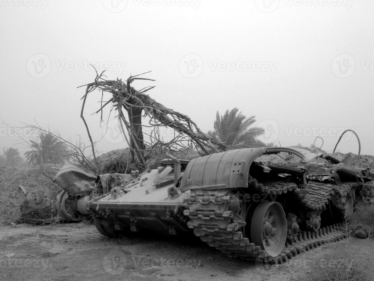 Tanque de vehículo del ejército militar en pistas con barril después de la guerra victoriosa foto