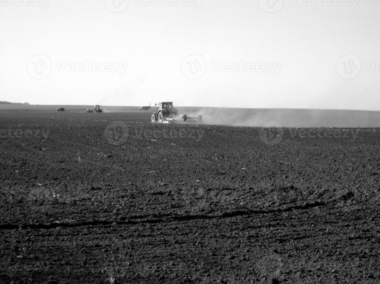 arado campo por tractor en negro suelo en abierto campo naturaleza foto