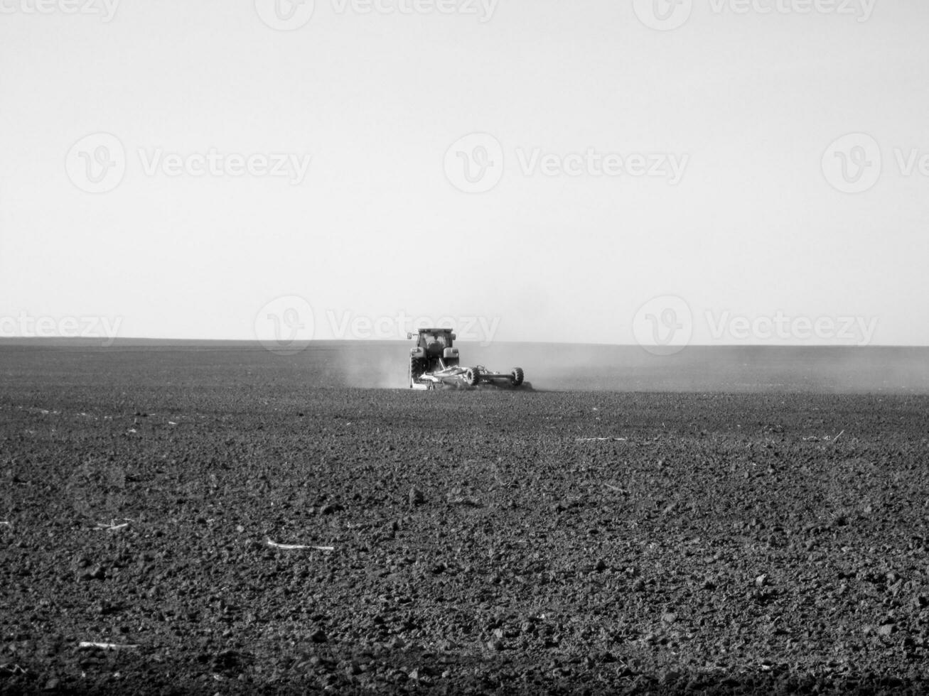 arado campo por tractor en negro suelo en abierto campo naturaleza foto