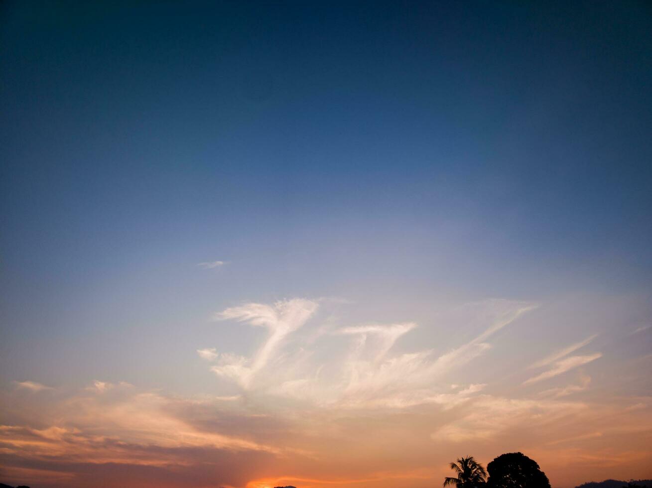The sun and beautiful evening sky are suitable for the background photo