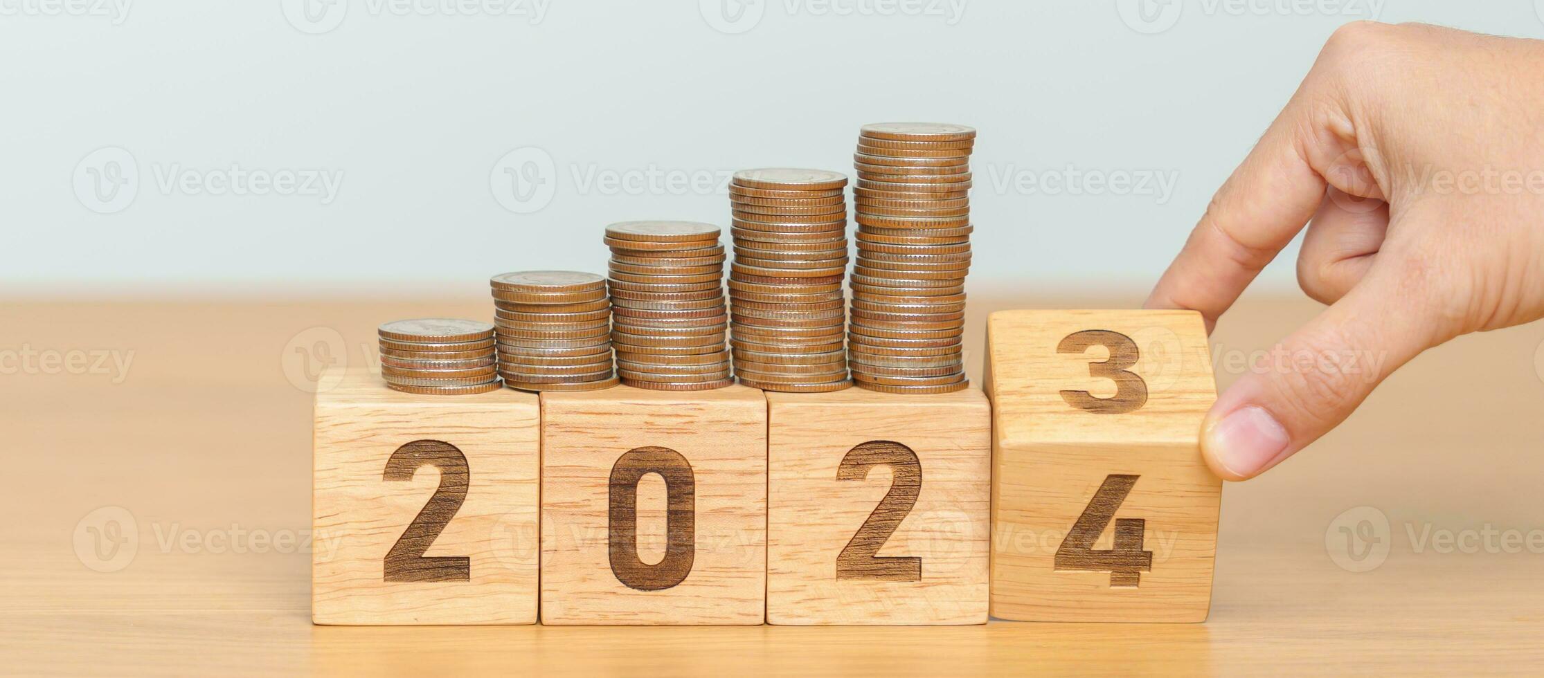 voltear 2023 a 2024 año bloquear con monedas pila. dinero, presupuesto