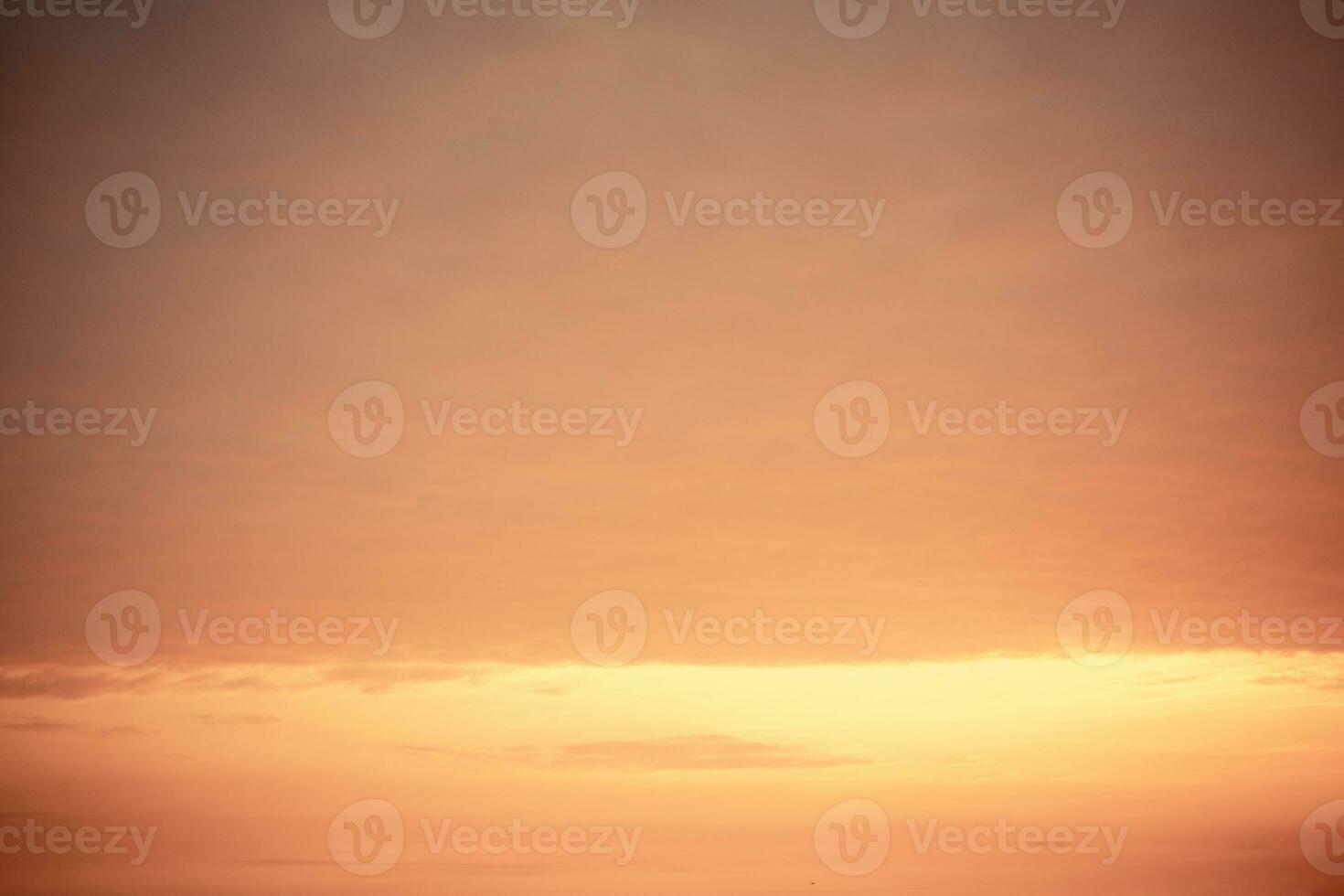 hermosa , lujo suave degradado naranja oro nubes y luz de sol en el azul cielo Perfecto para el fondo, tomar en siempre, crepúsculo, grande tamaño, alto definición paisaje foto