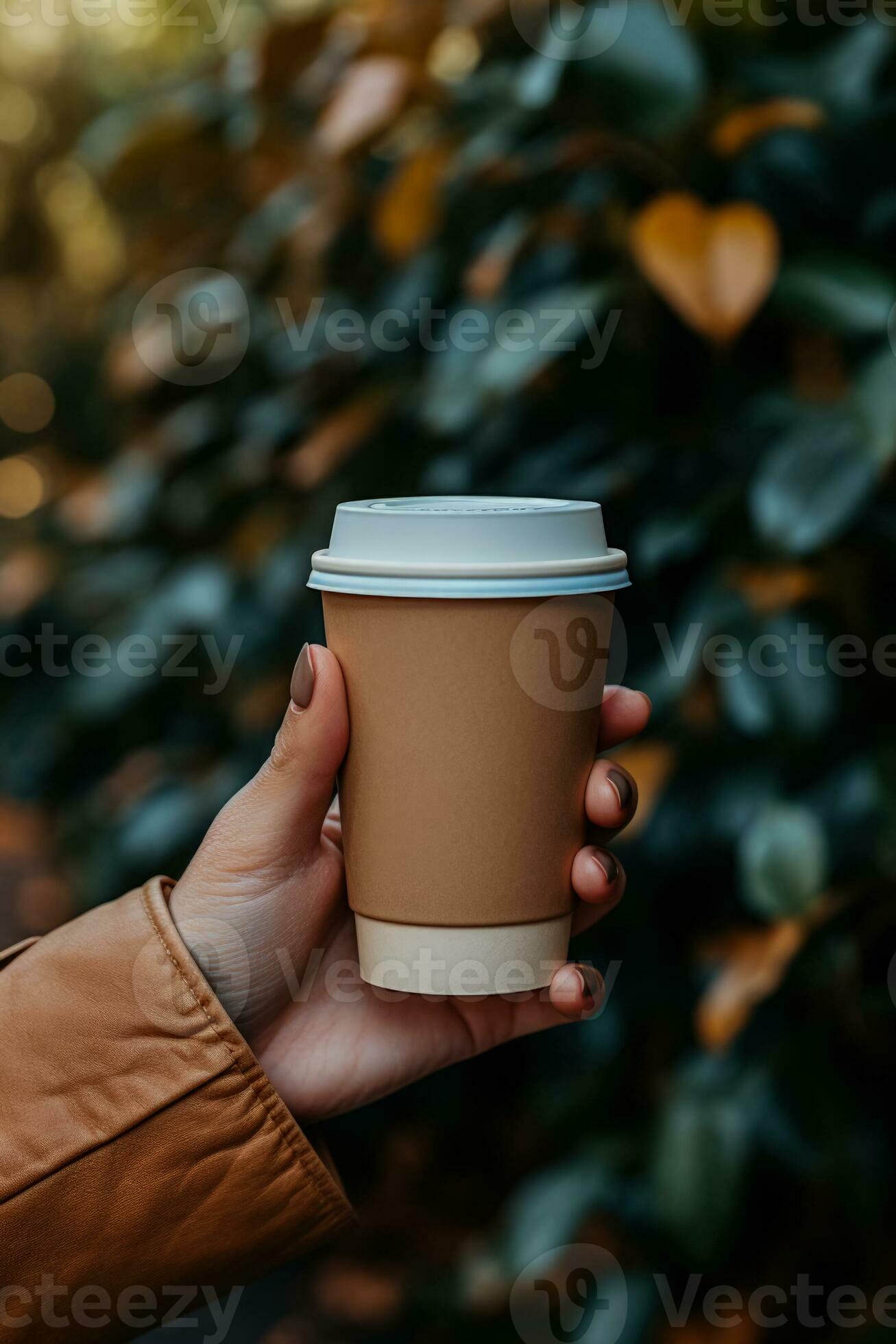 Mano con taza de café para llevar aislada sobre fondo blanco ia generativa