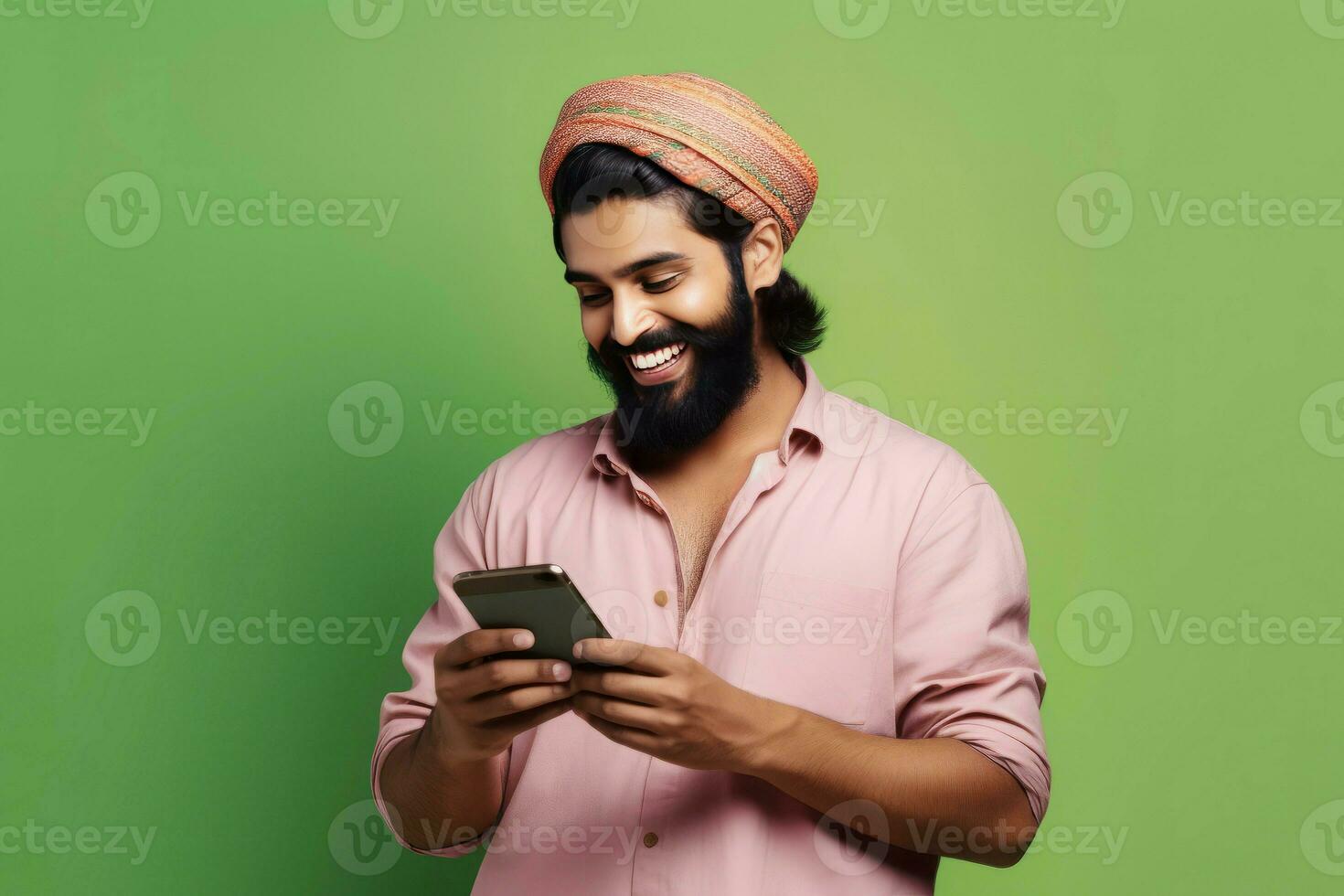 indio hombre casual jugar teléfono inteligente generar ai foto