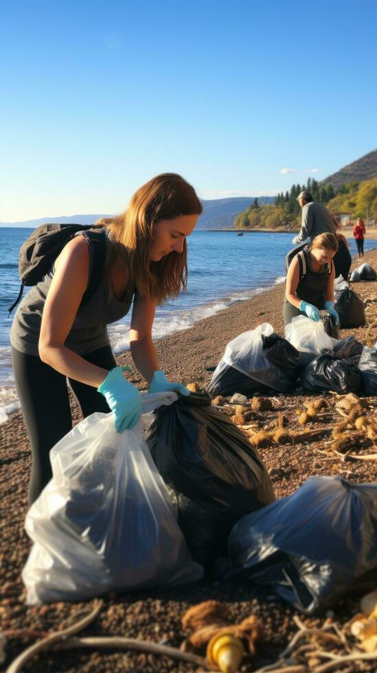 playa limpiar. voluntarios recoger basura en un arenoso apuntalar foto