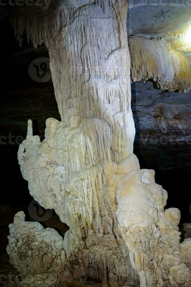 estalactita y estalagmita en cocodrilo cueva en koh tarutao foto