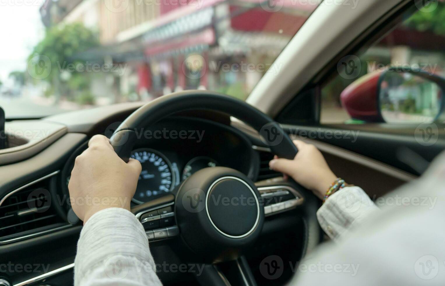 mujer conducción coche. niña sensación contento a conducir participación direccion rueda y mirando en la carretera foto