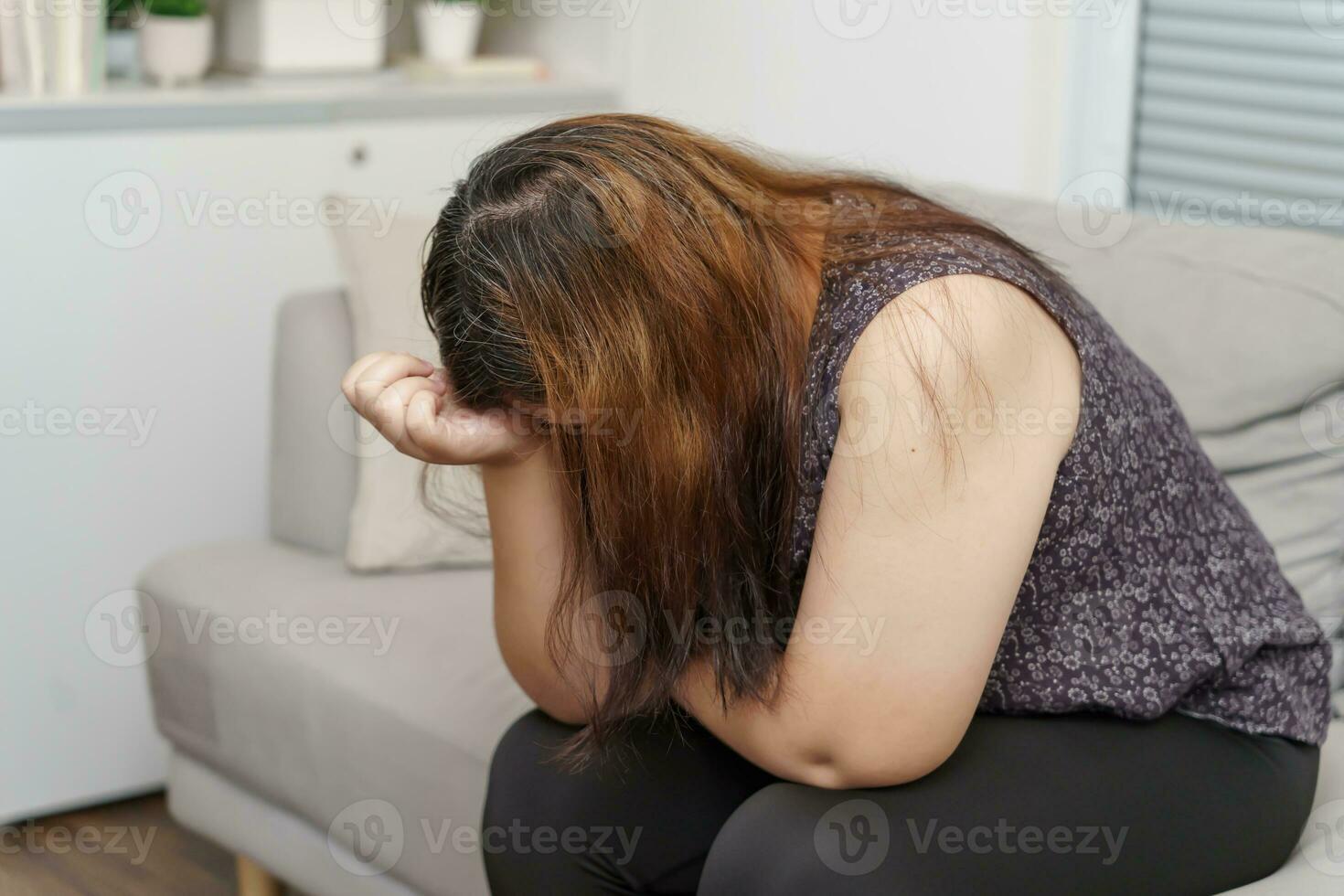 triste exceso de peso más Talla mujer pensando acerca de problemas en sofá trastornado niña sensación solitario y triste desde malo relación o Deprimido mujer trastorno mental salud foto