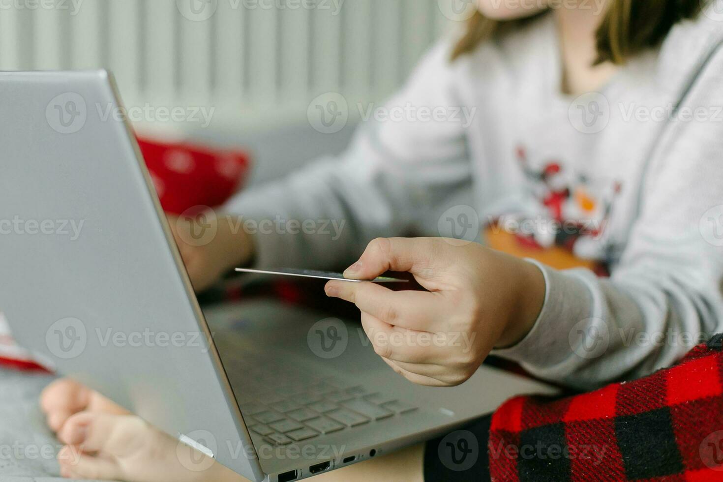 hembra comprador haciendo orden en ordenador portátil. Navidad compras en línea, ventas y descuentos promociones foto