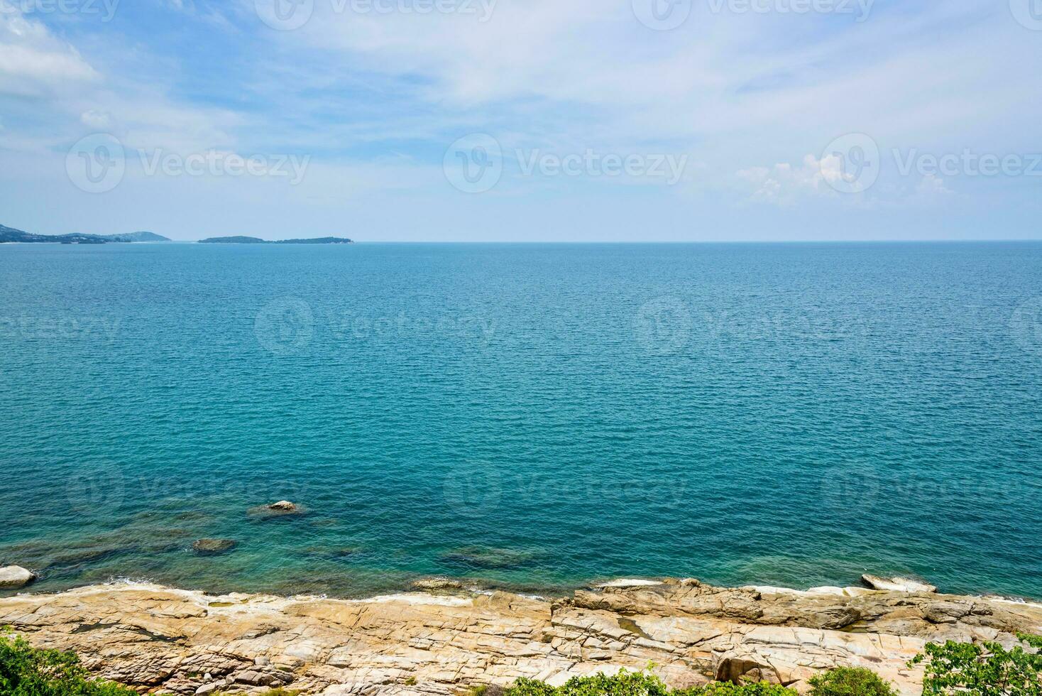 rocas línea costera y mar a koh samui foto