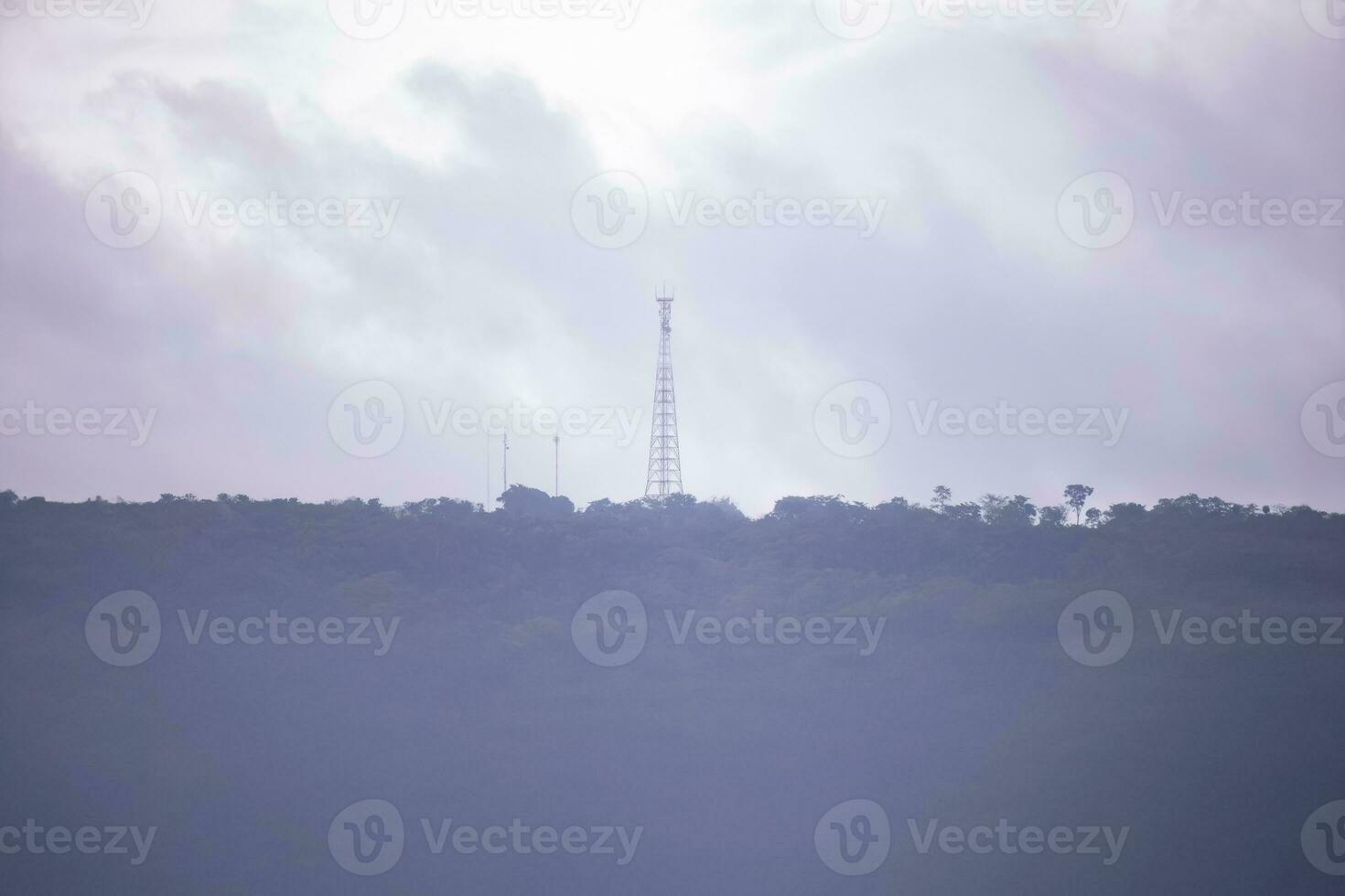 torre en un montaña con bosque en el niebla foto