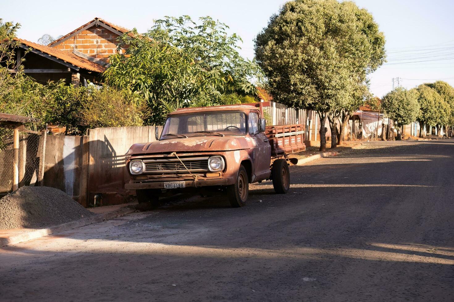 antiguo recoger camión estacionado en el calle foto