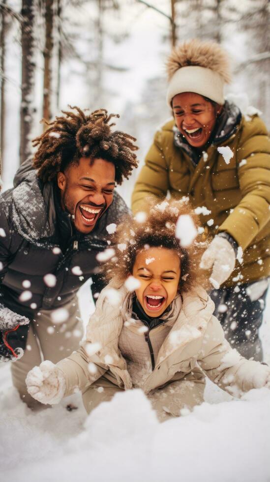 niños y padres riendo durante bola de nieve lucha en el bosque foto