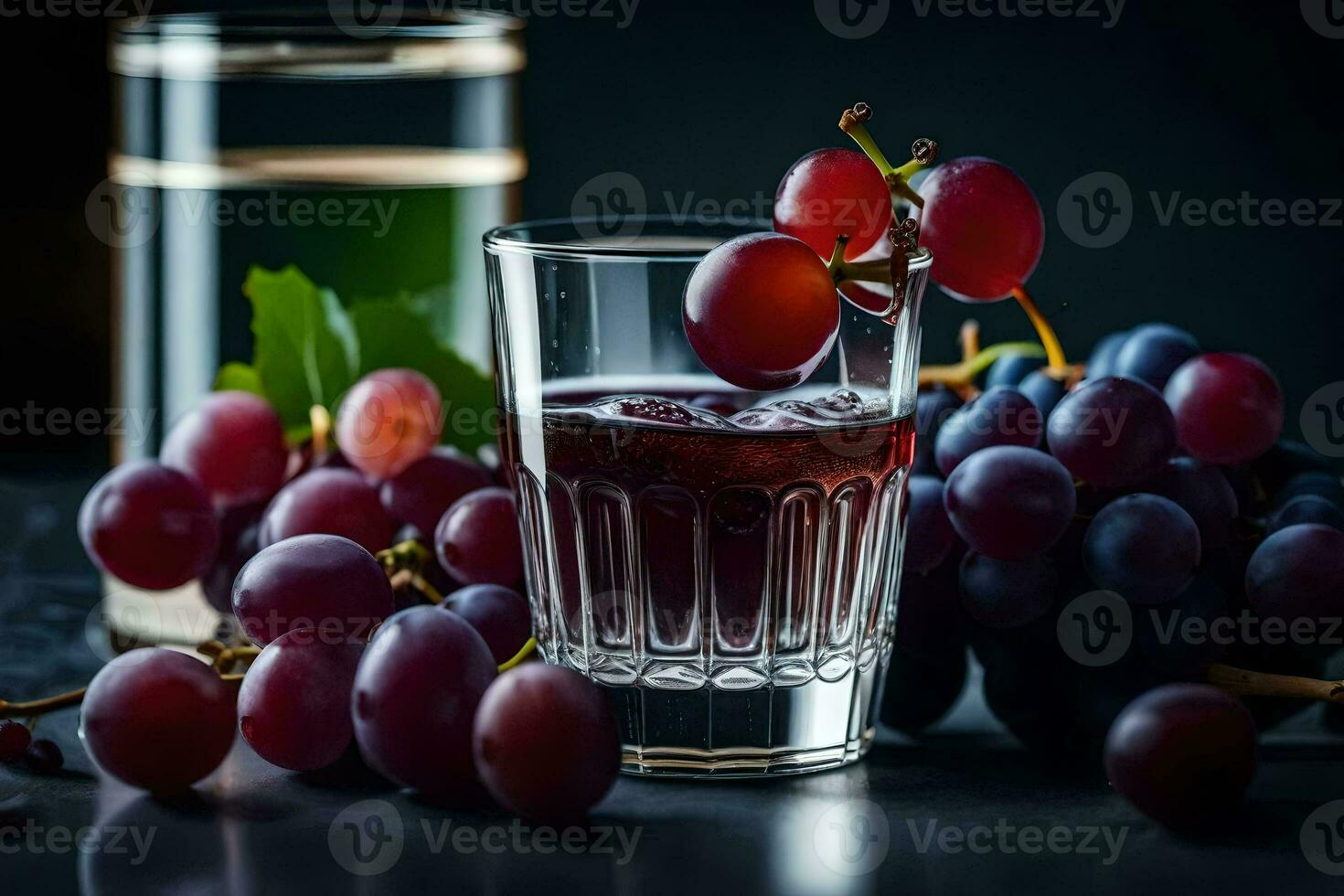 un vaso de vino y uvas en un oscuro mesa. generado por ai foto
