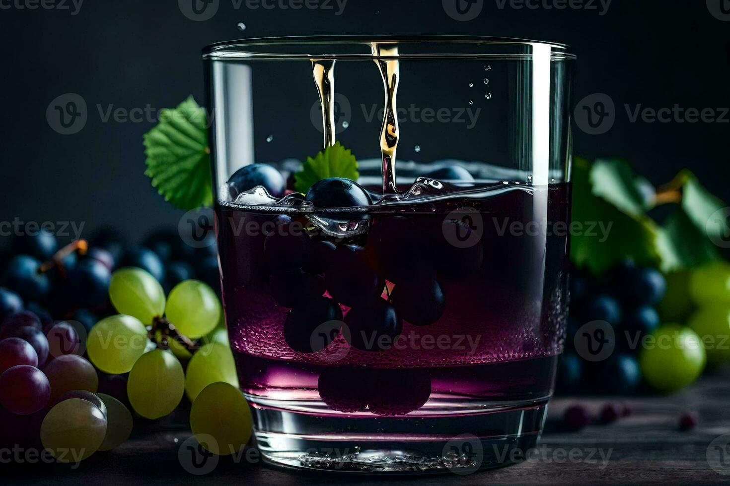 un vaso de uva jugo con uvas. generado por ai foto