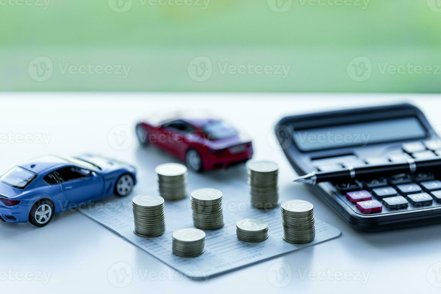 coche préstamo, dinero, billete de banco en acuerdo documento o coche seguro solicitud forma. ahorro dinero para coche concepto, comercio coche para efectivo concepto, Finanzas concepto. foto