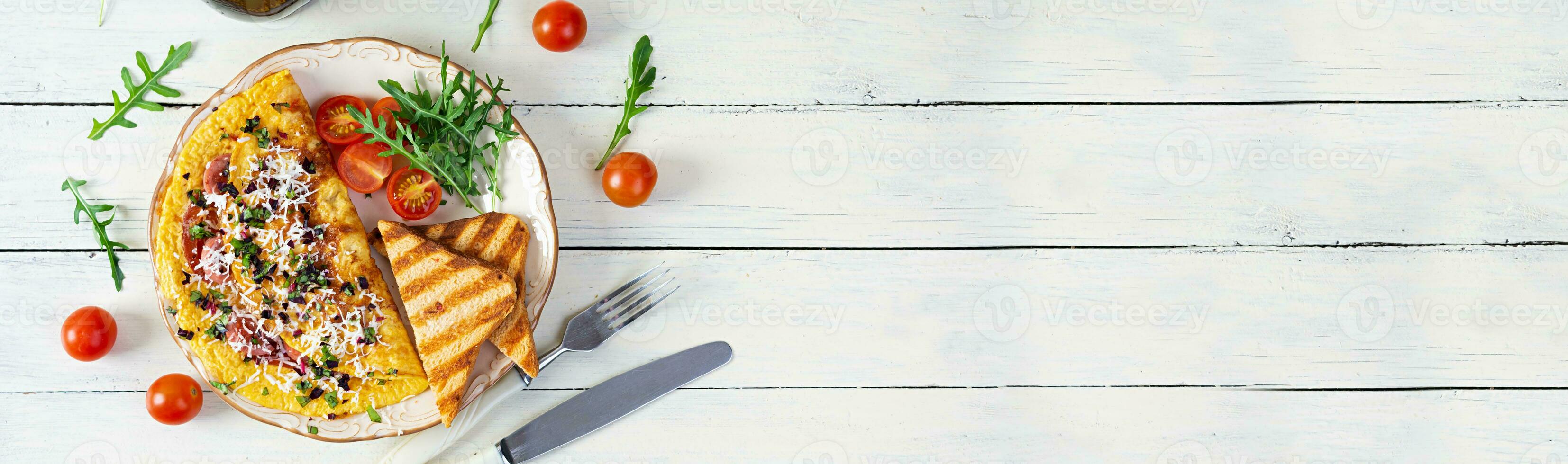 frito tortilla relleno con embutido, Tomates, verduras y queso. delicioso fácil desayuno. parte superior ver foto