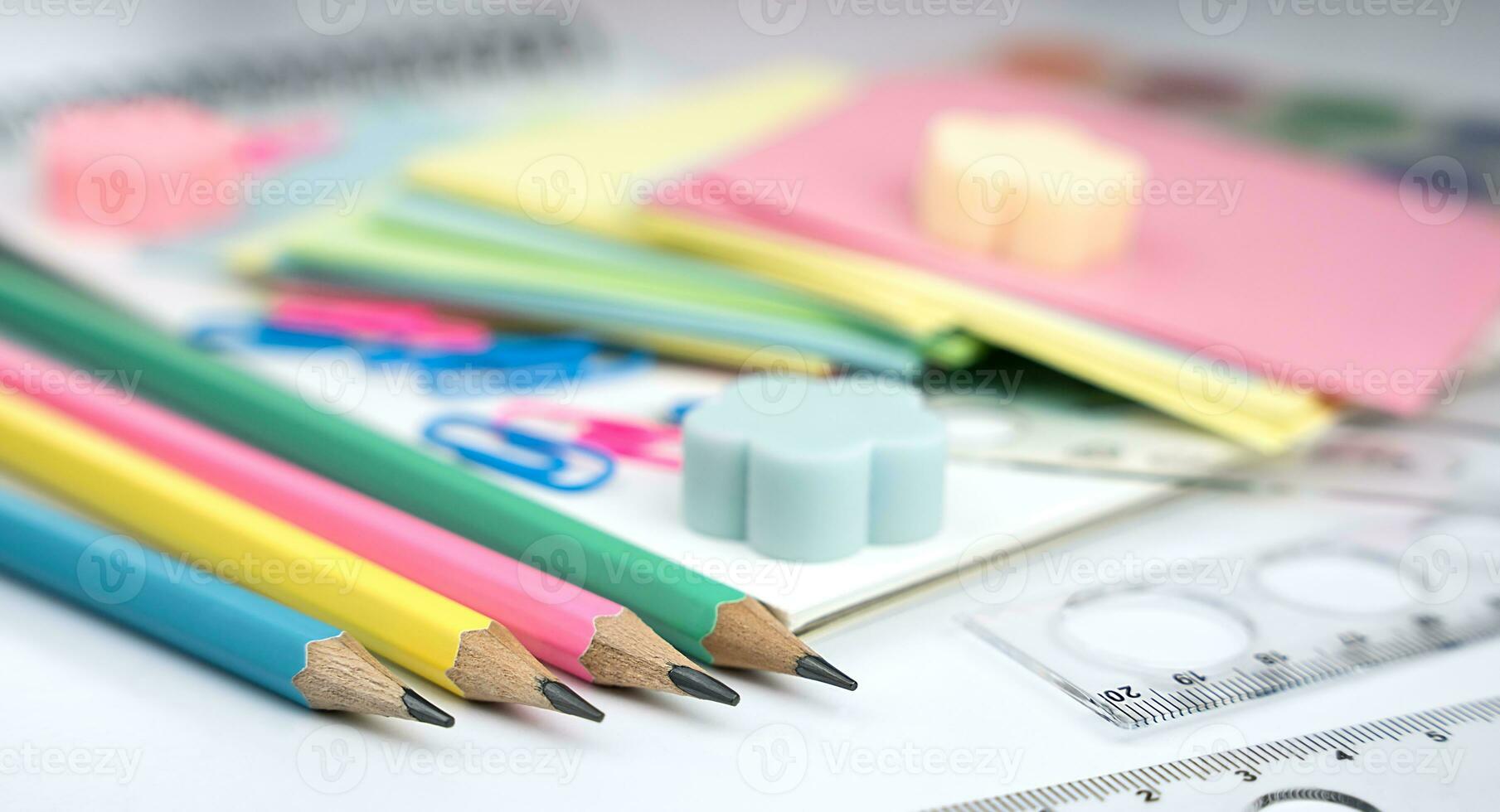 espalda a escuela. colegio papelería en el mesa. de cerca. selectivo enfocar. foto